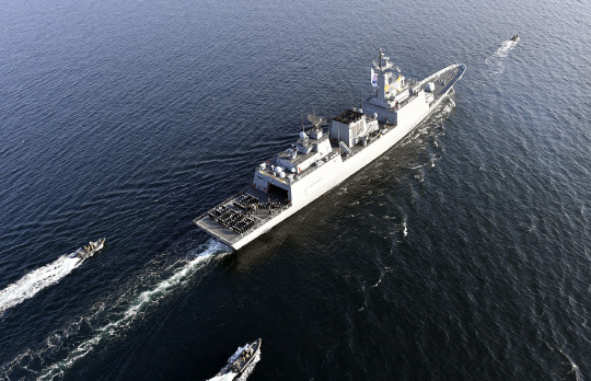 2018 평창 동계올림픽 경남지역 성화봉송 넷째 날인 14일 오전 경남 창원시 진해 해상 위 문무대왕함에서 김규환 소령이 성화봉송을 하고 있다. 김 소령은 2011년 아덴만 여명작전의 주역이다. 이날 해군 장병 132명은 갑판 위에서 '평창 동계올림픽 2018'의 엠블럼 'ㅍㅊ2018'을 표현해 해상 봉송을 자축했다.